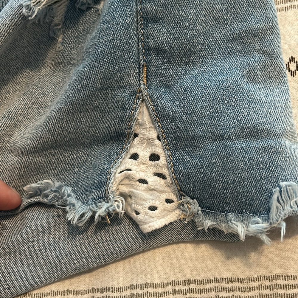 Judy Blue distressed shorts 👖 - Picture 3 of 4